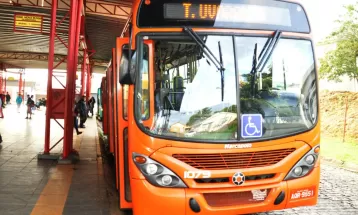 Passageiros do transporte público de Ponta Grossa pagam meia-passagem neste domingo (9)