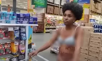 'Muitos já choraram para que eu estivesse aqui', diz professora que tirou roupa para protestar contra racismo em supermercado de Curitiba