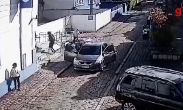 Vídeo mostra assaltantes invadindo agência da Caixa no litoral do Paraná