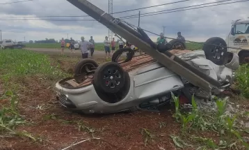 Suspeitos de furto ficam gravemente feridos após baterem carro contra poste no Paraná, diz PRE