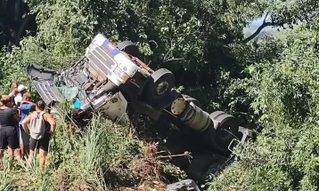 Motorista bêbado tomba carreta em ribanceira na BR-153 em Santo Antônio da Platina, diz polícia