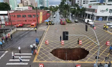 Prefeitura de Maringá fecha cratera no centro da cidade e libera parte das pistas