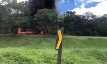 VÍDEO: BR-376 em Guaratuba é interditada por conta de incêndio a veículo, diz concessionária