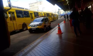 Mulher morre atropelada por ônibus após tropeçar enquanto corria em direção ao veículo em terminal de Guarapuava