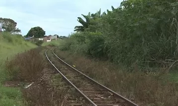 Concessionária é multada em mais de R$ 100 mil por falta de poda de mato em linha férrea de Sarandi, afirma prefeitura