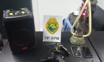 Três são presos, e dois adolescentes apreendidos após denúncia de live com supostas armas e droga nas redes sociais