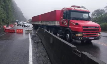 Trânsito é liberado em trecho da BR-277 no Paraná após mais de um dia de interdição