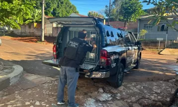 Polícia prende mulher suspeita de esfaquear advogado de 73 anos na porta da casa dele, em Foz do Iguaçu