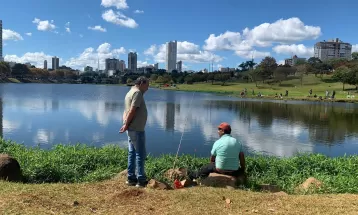 Homem pesca peixe de 2,2 kg e ganha 15 kg de costela e uma TV em concurso de festa do Dia do Trabalhador em Guarapuava