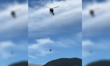 Mulher é resgatada de helicóptero após sofrer queda durante trilha no Morro do Canal, em Piraquara