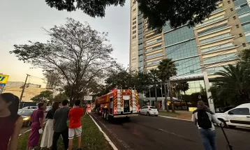 Incêndio atinge casa de máquinas de prédio de luxo no centro de Maringá; VÍDEO