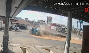 VÍDEO: Caminhão tomba em pátio de posto de combustíveis e carga se espalha pelo chão em Ponta Grossa