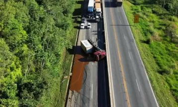 Trânsito para Paranaguá na BR-277 está com 13 KM de fila, diz PRF; Caminhão carregado de óleo vegetal tombou na pista