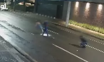 Após ser impedida de entrar em boate por seguranças, mulher é agredida, deita em rua e é atropelada por carro em Cascavel; VÍDEO