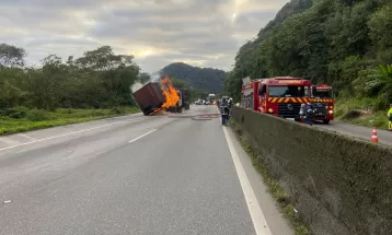 Acidentes com caminhões provocam 40% das mortes em estradas do Paraná, diz concessionária