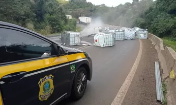 Acidente com vazamento de carga corrosiva de caminhão interdita BR-277 em Nova Laranjeiras