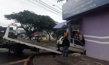 VÍDEO: Carro invade loja de roupas em Cambé e deixa duas pessoas feridas