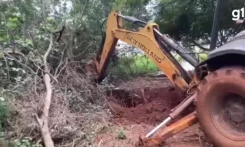 Porto clandestino utilizado para o tráfico é fechado com uso de retroescavadeiras no Paraná; VÍDEO