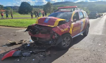 Viatura do Corpo de Bombeiros se envolve em acidente com caminhão na BR-277