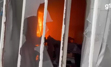 Incêndio destrói parte de casa no Centro de Curitiba; veja vídeo