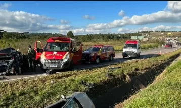 Idosa fica ferida em acidente entre seis veículos na BR-277, dizem bombeiros