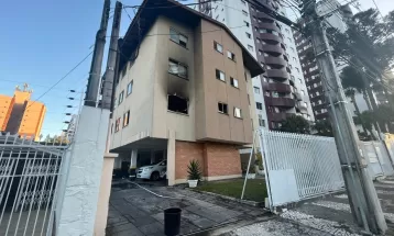 Idosa fica em estado grave após apartamento pegar fogo em Curitiba, diz Corpo de Bombeiros