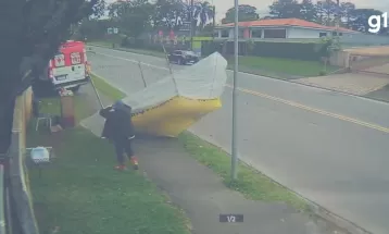 VÍDEO: ambulância perde o controle, atinge barraquinha e bate contra muro de casa em Colombo