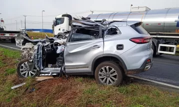 Idoso de 73 anos fica gravemente ferido após bater carro em caminhão na BR-376, em Ponta Grossa