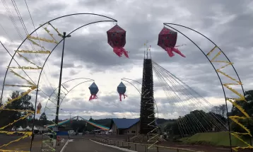 Fogueira de 53 metros de altura é atração de festa junina em São João, no Paraná