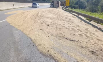 Tombamento de carreta bitrem com carga arroz a granel interdita pistas da BR-277, em São José dos Pinhais 