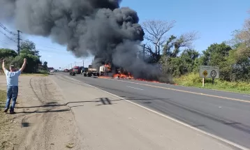 Acidente entre caminhões bloqueia parte da BR-373 em Ponta Grossa; dois veículos pegaram fogo