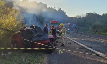 Caminhão pega fogo após bater contra carro na PR-445, em Irerê; uma pessoa morreu