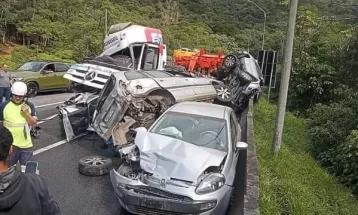 Engavetamento com caminhão e 14 carros interdita BR-376, em Guaratuba; seis ficaram feridos