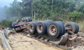 Motorista de caminhão morre em acidente após ser ejetado do veículo na BR-376, em Imbaú