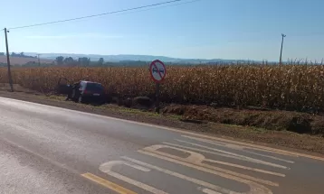 Carro trafega na contramão durante perseguição policial na PR-497, em Missal