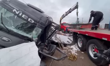 Caminhão carregado com placas de granito bate na traseira de caminhão baú após motorista dormir no volante em Araucária