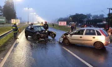 Batida entre dois carros na BR-369  mata mulher e deixa homem gravemente ferido, em Apucarana 