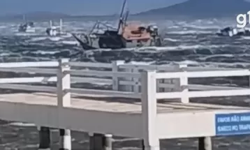 VÍDEO: vento forte afunda barco na Baía de Guaratuba, diz Capitania dos Portos