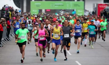 Meia Maratona causa bloqueios em ruas e desvios de ônibus em Curitiba, neste domingo (16)