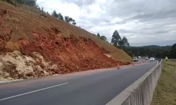 Deslizamento de terra interdita parcialmente trecho da BR-376 entre Tibagi e Imbaú; veja desvios