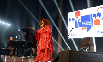 Curitiba celebra música e literatura com show de Zezé Motta