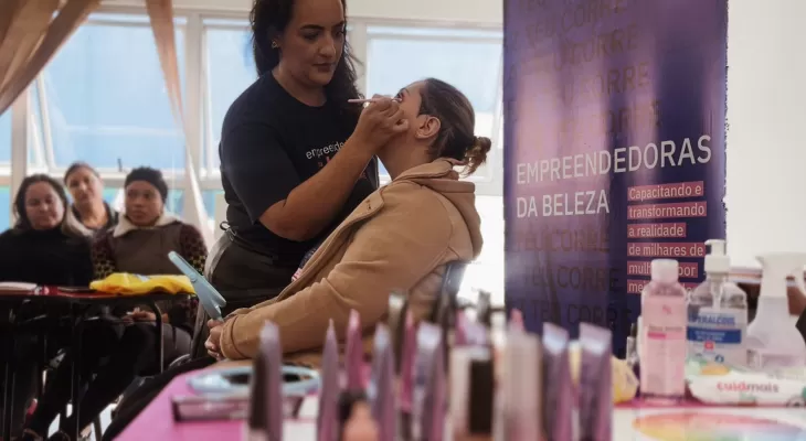 Projeto ‘Empreendedoras da Beleza’ oferta cursos de maquiagem em Curitiba; inscrições estão abertas