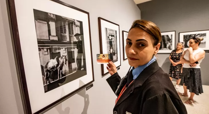 Dentro do MON: colaboradores contam histórias sobre trabalho com obras de arte