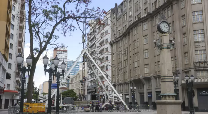 Em contagem regressiva para estreia do Natal, roda-gigante O Boticário começa a ser montada em Curitiba