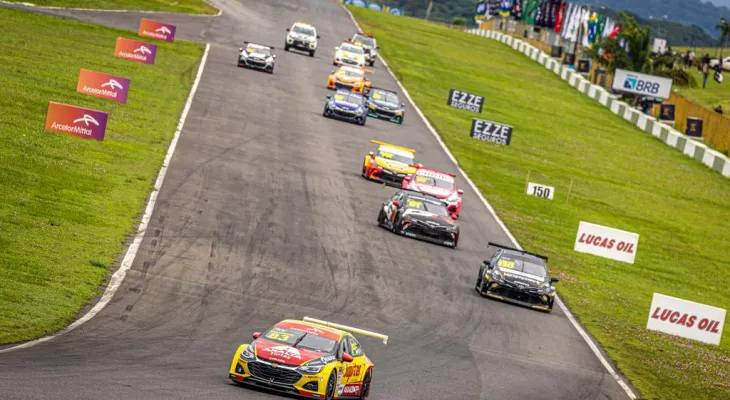 Gabriel Casagrande deixa Goiânia como líder da Stock Car