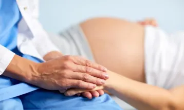 Projeto que permite acompanhamento de enfermeiros obstetras particulares em parto é arquivado