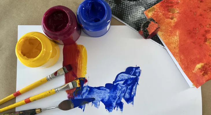 MON promove em dezembro oficina gratuita sobre experiência com tinta acrílica
