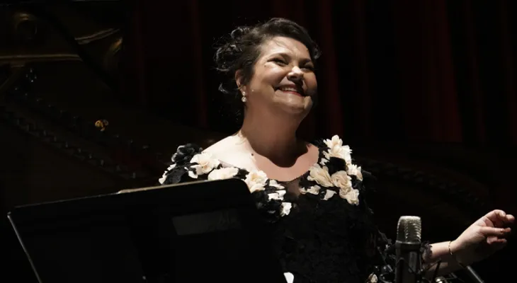 Com regência de Marília Vargas, concerto da Camerata Antiqua de Curitiba une clássicos e estreias na Capela Santa Maria