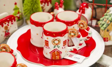 Loja na Rua 24 Horas de Curitiba traz opções de decoração de Natal para a população