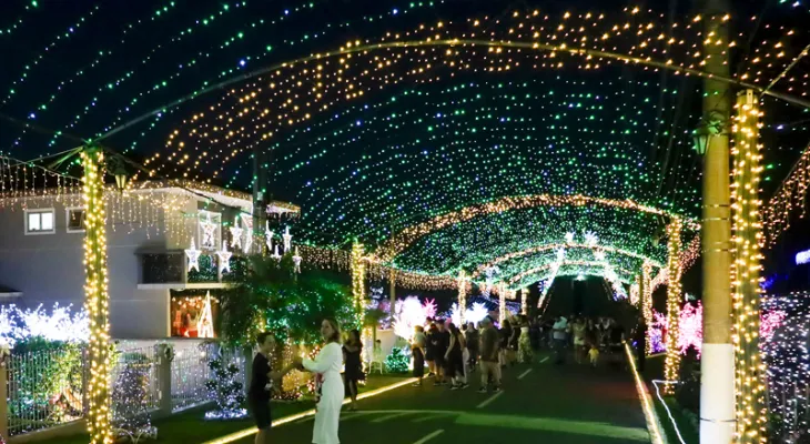 Rua da Família Moletta traz esplendor de milhares de luzes ao Natal de Curitiba